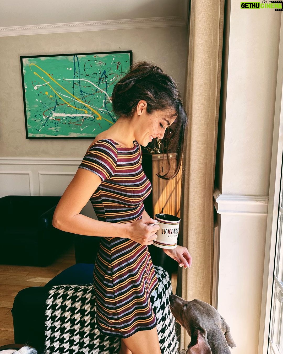 Hande Erçel Instagram - 🏡&🐾🐾🐾&☕️ 📷 @gamze_ercel