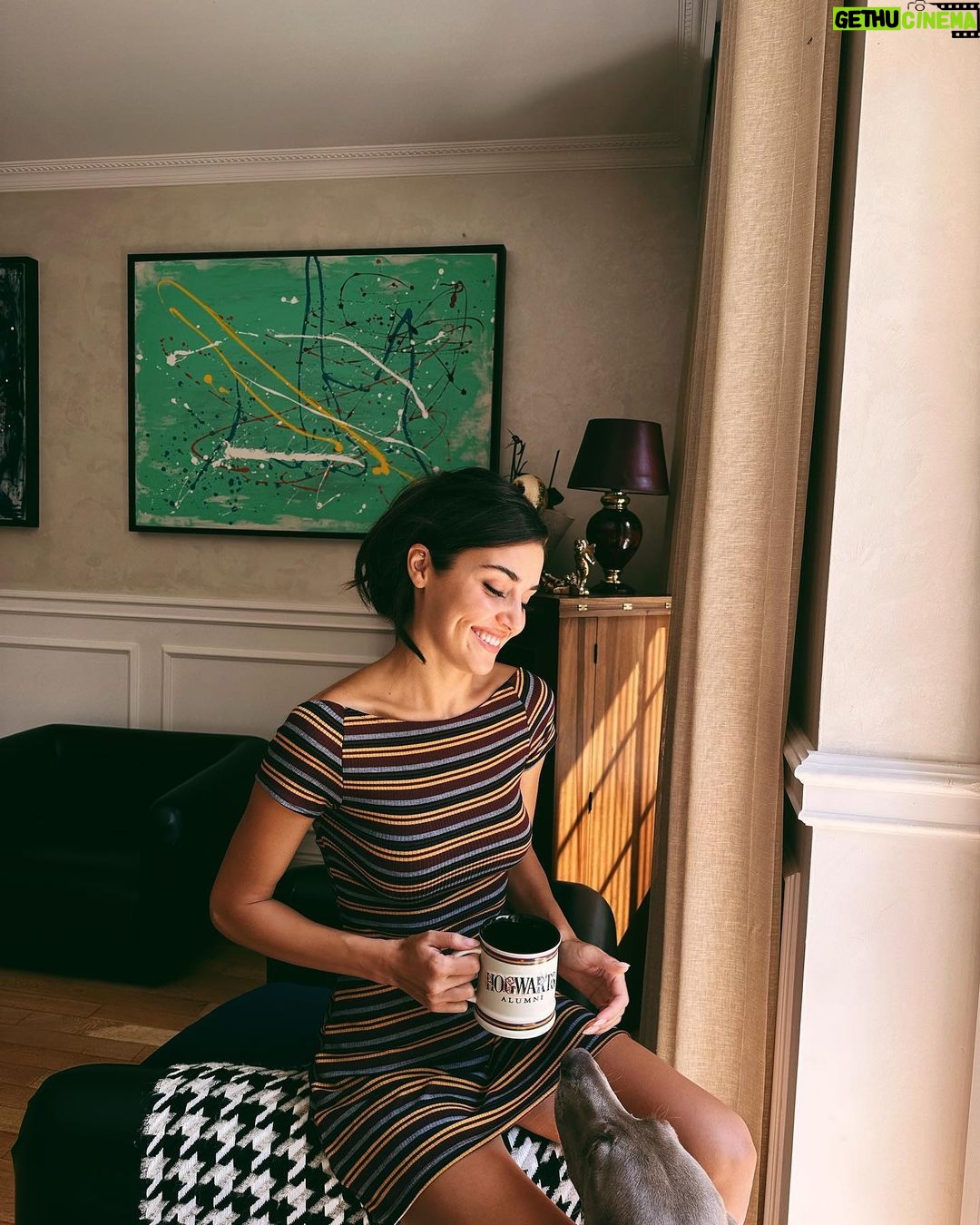 Hande Erçel Instagram - 🏡&🐾🐾🐾&☕️ 📷 @gamze_ercel