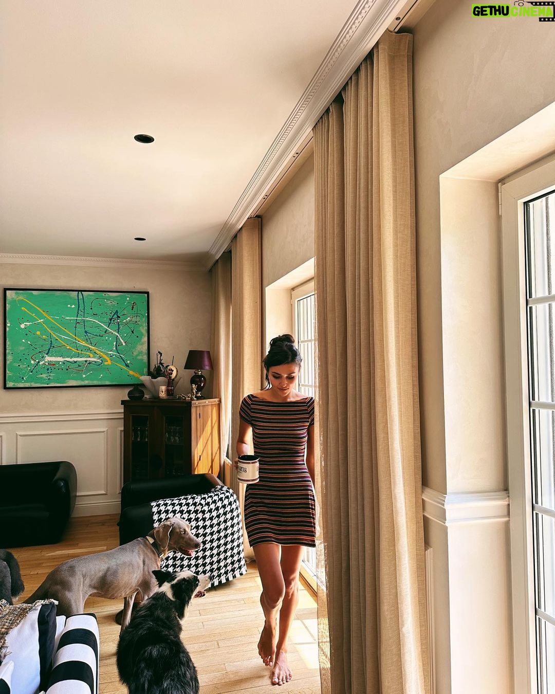 Hande Erçel Instagram - 🏡&🐾🐾🐾&☕️ 📷 @gamze_ercel