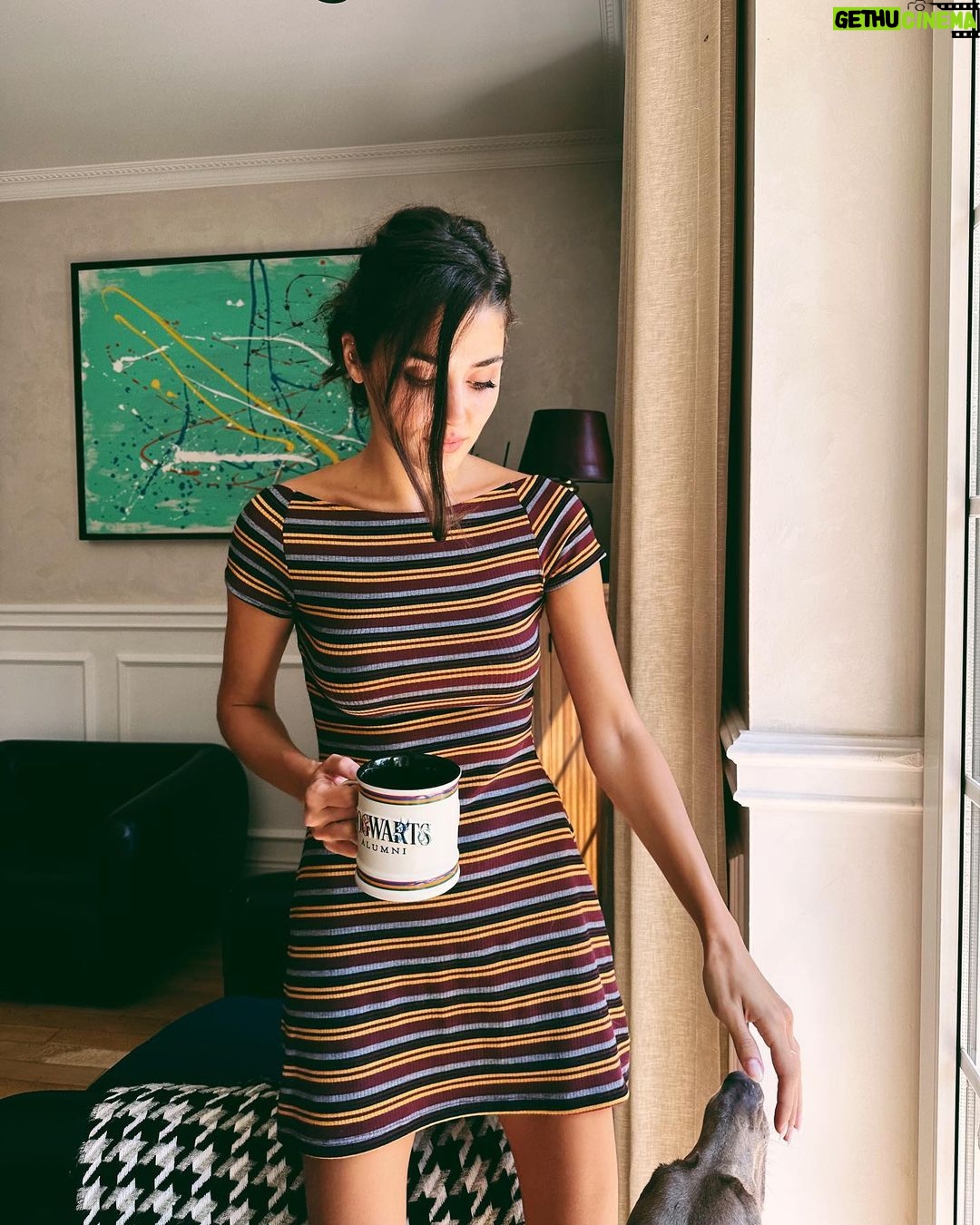 Hande Erçel Instagram - 🏡&🐾🐾🐾&☕️ 📷 @gamze_ercel