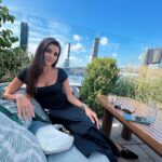 Hande Erçel Instagram - Tatilim bitmiş olabilir fotilerim bitmedi bitemez 🫠👻