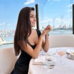 Hande Erçel Instagram - Tatilim bitmiş olabilir fotilerim bitmedi bitemez 🫠👻