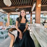 Hande Erçel Instagram - Tatilim bitmiş olabilir fotilerim bitmedi bitemez 🫠👻
