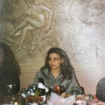 Hande Erçel Instagram - Annem, Her an aklımda,her an kalbimdesin, O güzel gözlerinin ışıltısına tutunup yaşıyorum bu hayatı. Bize öğrettiğin her şeyi,bize ve dünyaya verdiğin sevgiyi katlayıp büyütmeye çalışıyorum,gülüyorum senin gibi bol kahkahalar atıyorum. Senin kızın olmayı çok seviyorum,pudra kokulum. Yüzdüğün denizler sonsuz olsun.. 🌊🤍