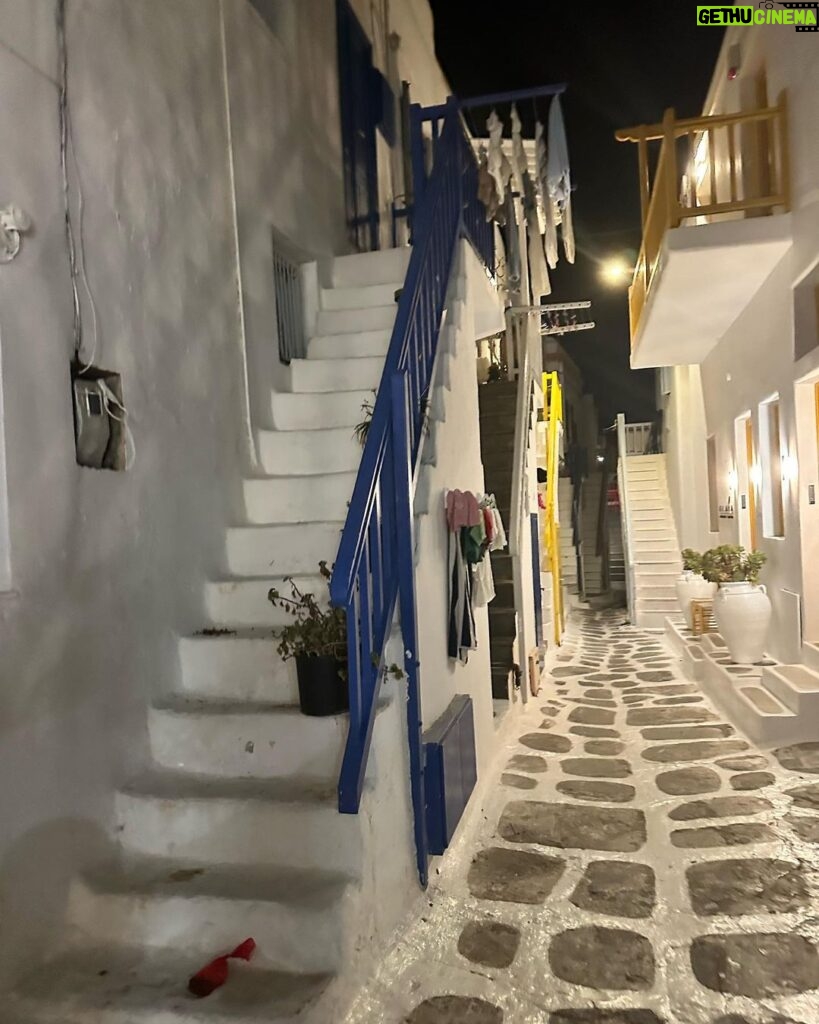 Hande Erçel Instagram - 🌪️ Mykonos, Greece