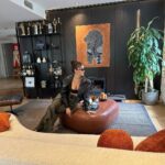 Hande Erçel Instagram - İnsanın mimar arkadaşı olmasın sürekli evimi güzelleştirmesini bekliyorum 🤓 @_mihremutlu_ ♥️