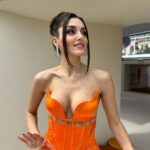 Hande Erçel Instagram - 🫠🧡 @hakaanyildirim 🤍 Hep mi çiçek 🌼:) @nilayko & @yasemineke