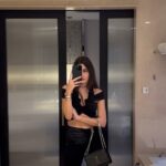 Hande Erçel Instagram - Madem reklamımız geliyor 🕶️ @nocturne #işbirliği