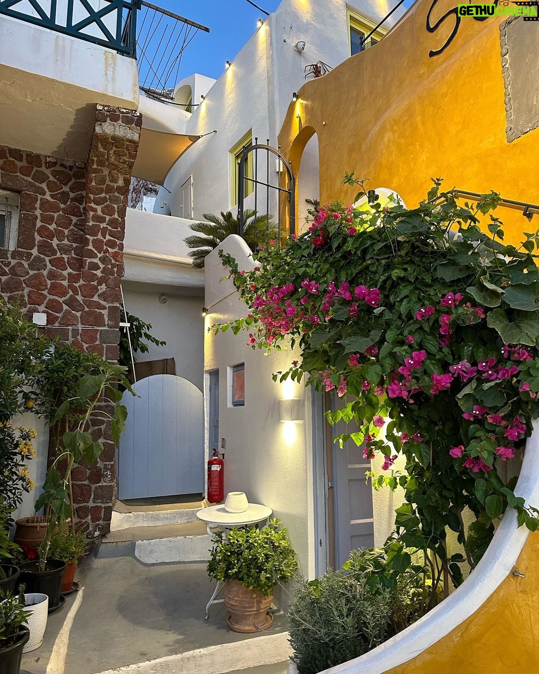 Hande Erçel Instagram - 🦢🐚🕊️ Santorini, Greece