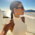 Hande Erçel Instagram - 🦢🐚🕊️ Santorini, Greece