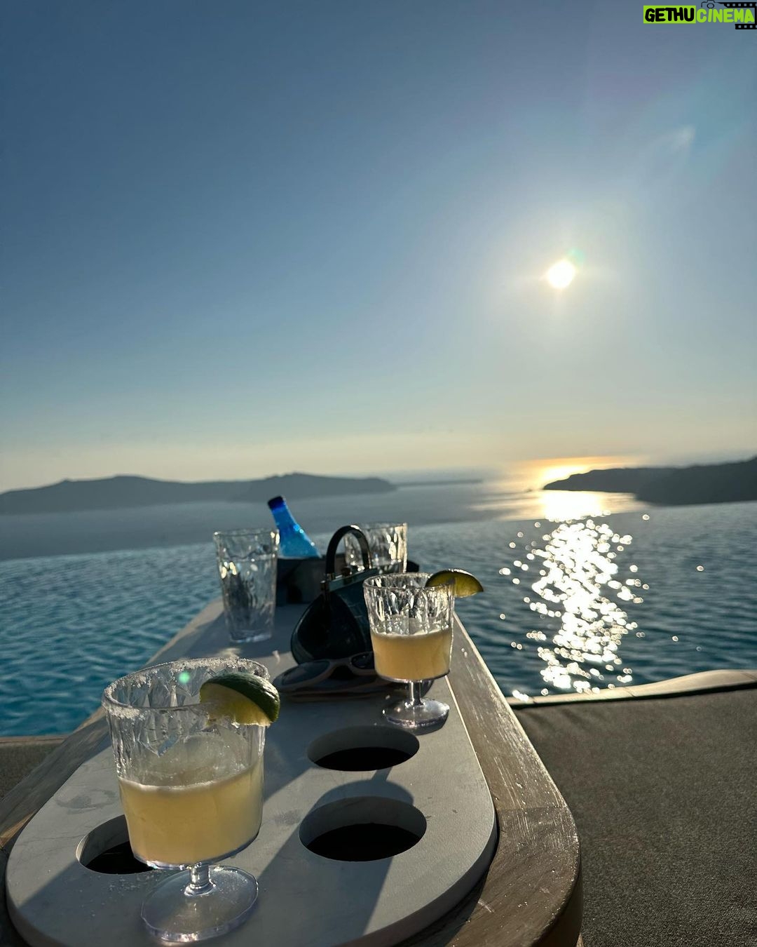 Hande Erçel Instagram - 🧞♂️🧞♀️ Santorini, Greece
