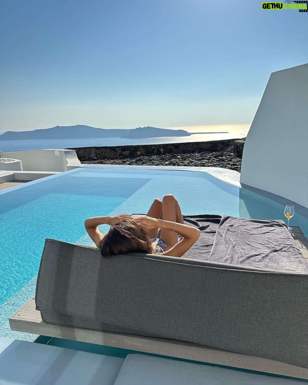 Hande Erçel Instagram - 🧞♂️🧞♀️ Santorini, Greece