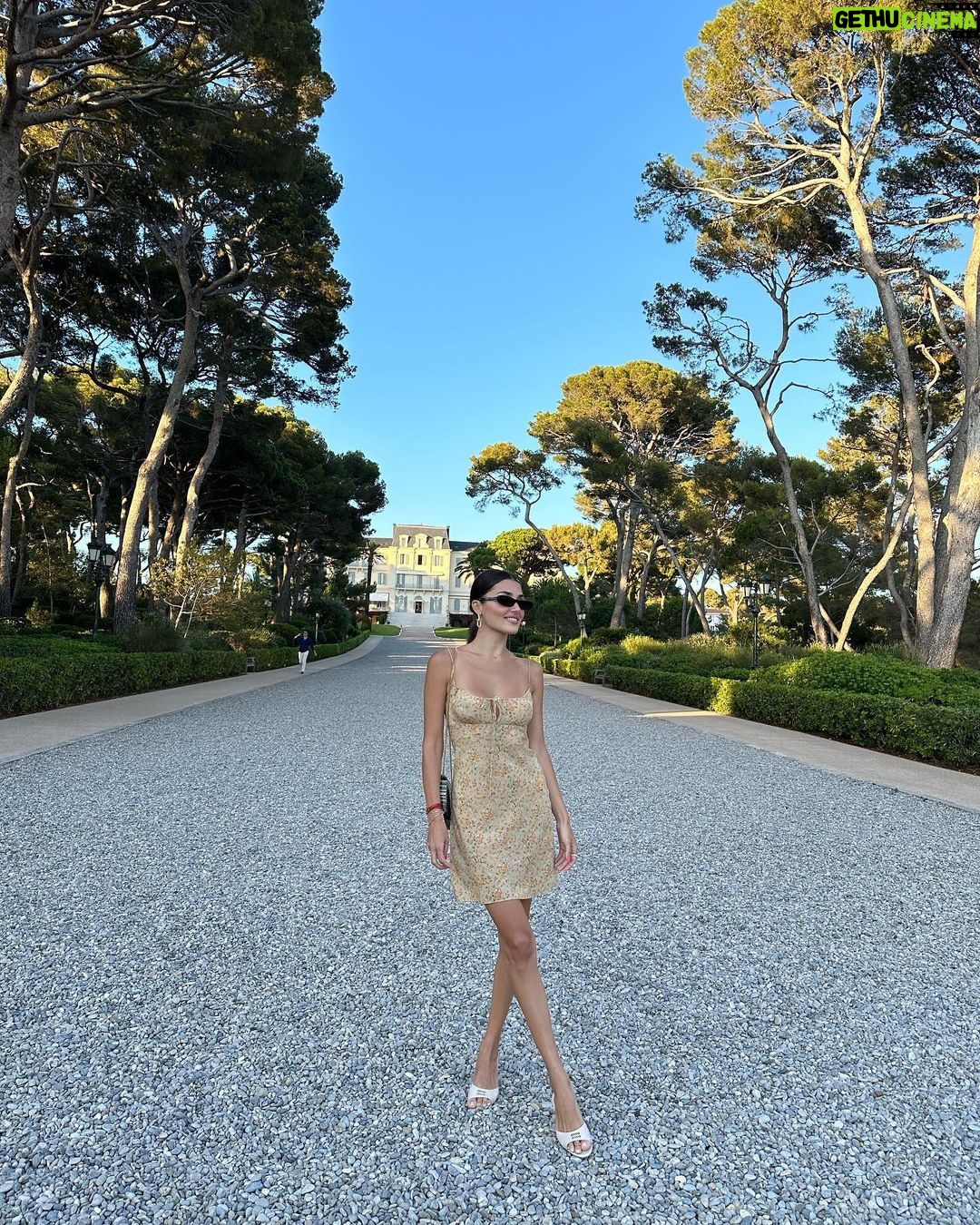 Hande Erçel Instagram - #sevyaşaşükret 💐🫠 Hôtel du Cap-Eden-Roc