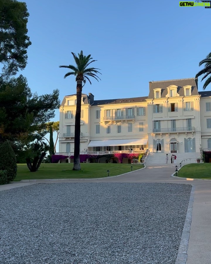 Hande Erçel Instagram - #sevyaşaşükret 💐🫠 Hôtel du Cap-Eden-Roc