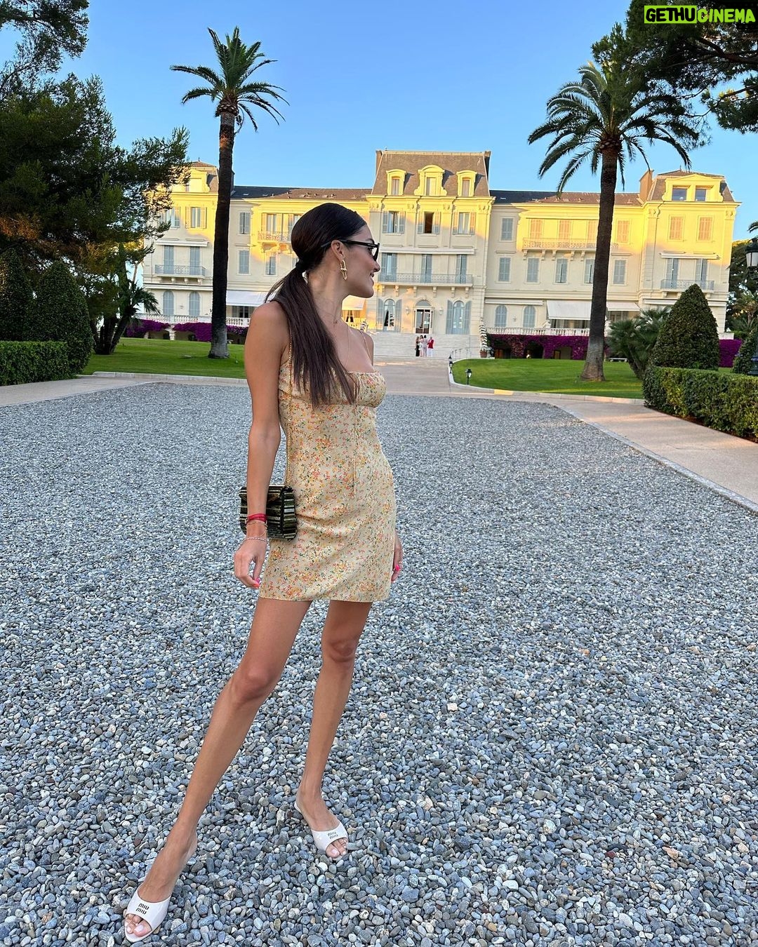 Hande Erçel Instagram - #sevyaşaşükret 💐🫠 Hôtel du Cap-Eden-Roc