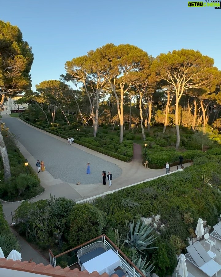 Hande Erçel Instagram - #sevyaşaşükret 💐🫠 Hôtel du Cap-Eden-Roc