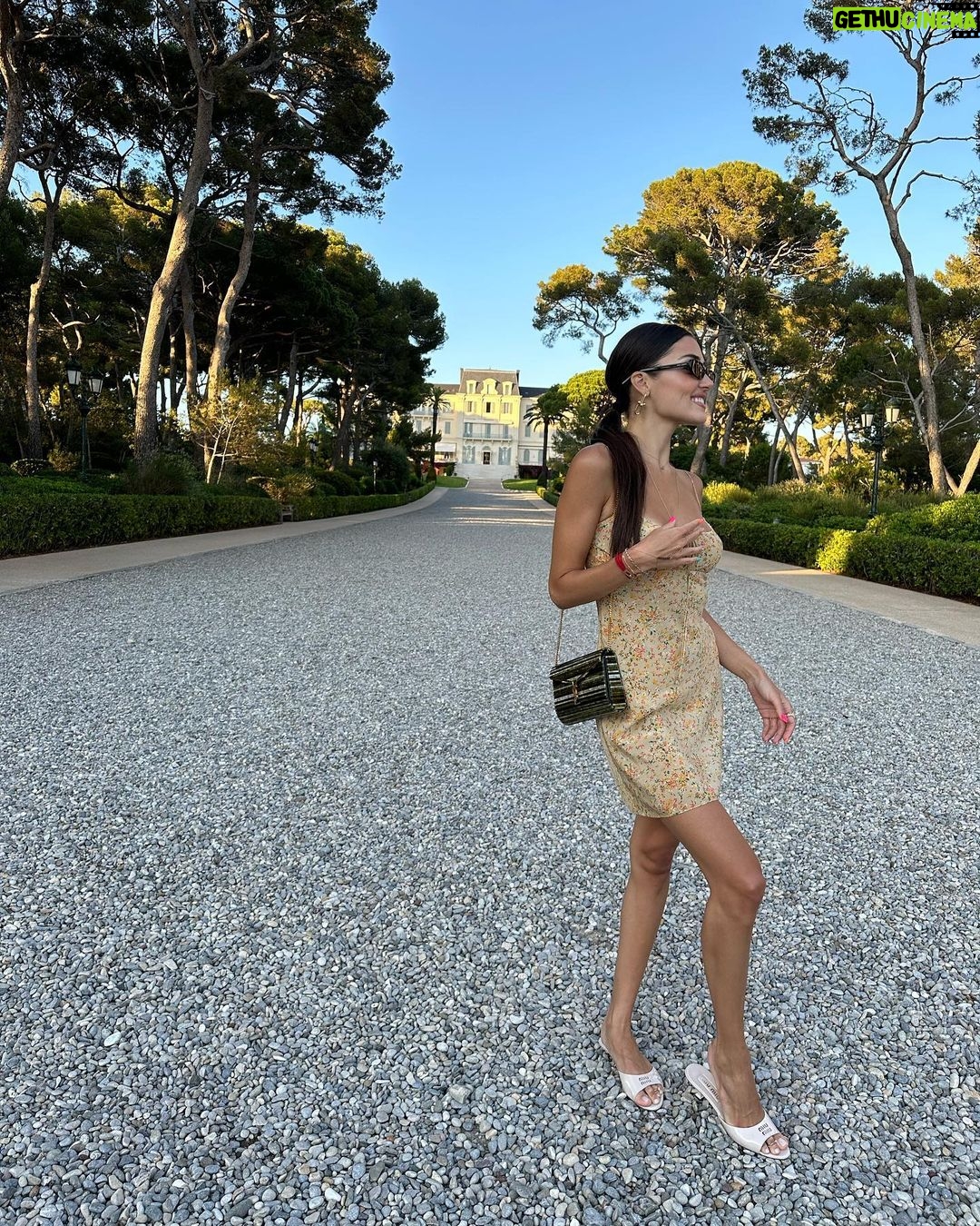 Hande Erçel Instagram - #sevyaşaşükret 💐🫠 Hôtel du Cap-Eden-Roc