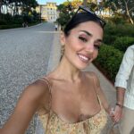 Hande Erçel Instagram - #sevyaşaşükret 💐🫠 Hôtel du Cap-Eden-Roc