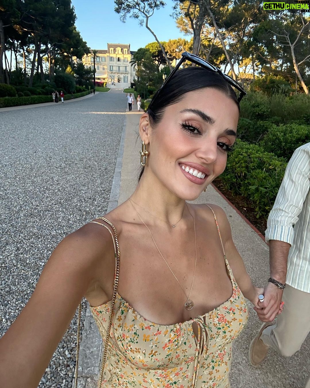 Hande Erçel Instagram - #sevyaşaşükret 💐🫠 Hôtel du Cap-Eden-Roc