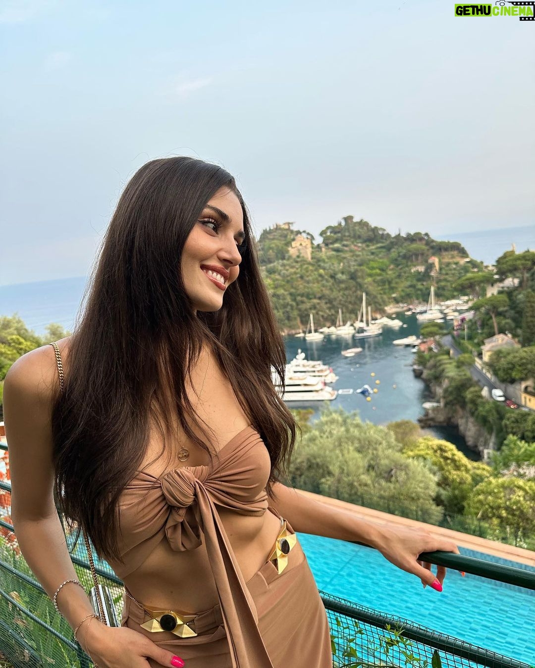 Hande Erçel Instagram - Paradise 🌼 Portofino, Italy