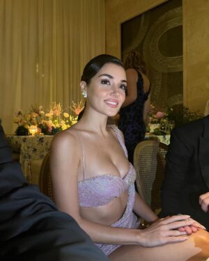 Hande Erçel Instagram - Like magic✨  @sudietuzofficial 🎀 
@nesriincann 💜 
 @nilayko 🥂

and.. 🤍