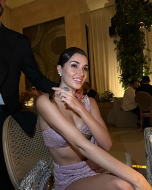 Hande Erçel Instagram - Like magic✨  @sudietuzofficial 🎀 
@nesriincann 💜 
 @nilayko 🥂

and.. 🤍