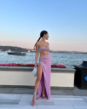 Hande Erçel Instagram - Like magic✨  @sudietuzofficial 🎀 
@nesriincann 💜 
 @nilayko 🥂

and.. 🤍