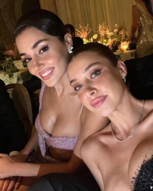 Hande Erçel Instagram - Like magic✨  @sudietuzofficial 🎀 
@nesriincann 💜 
 @nilayko 🥂

and.. 🤍