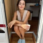 Hande Erçel Instagram - Setteyim cınım arama☕️🚐