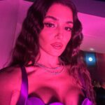 Hande Erçel Instagram - Özledik bence,sizce? 💜😋