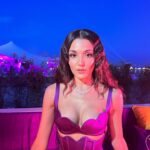 Hande Erçel Instagram - Özledik bence,sizce? 💜😋