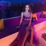 Hande Erçel Instagram - Özledik bence,sizce? 💜😋