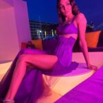Hande Erçel Instagram - Özledik bence,sizce? 💜😋