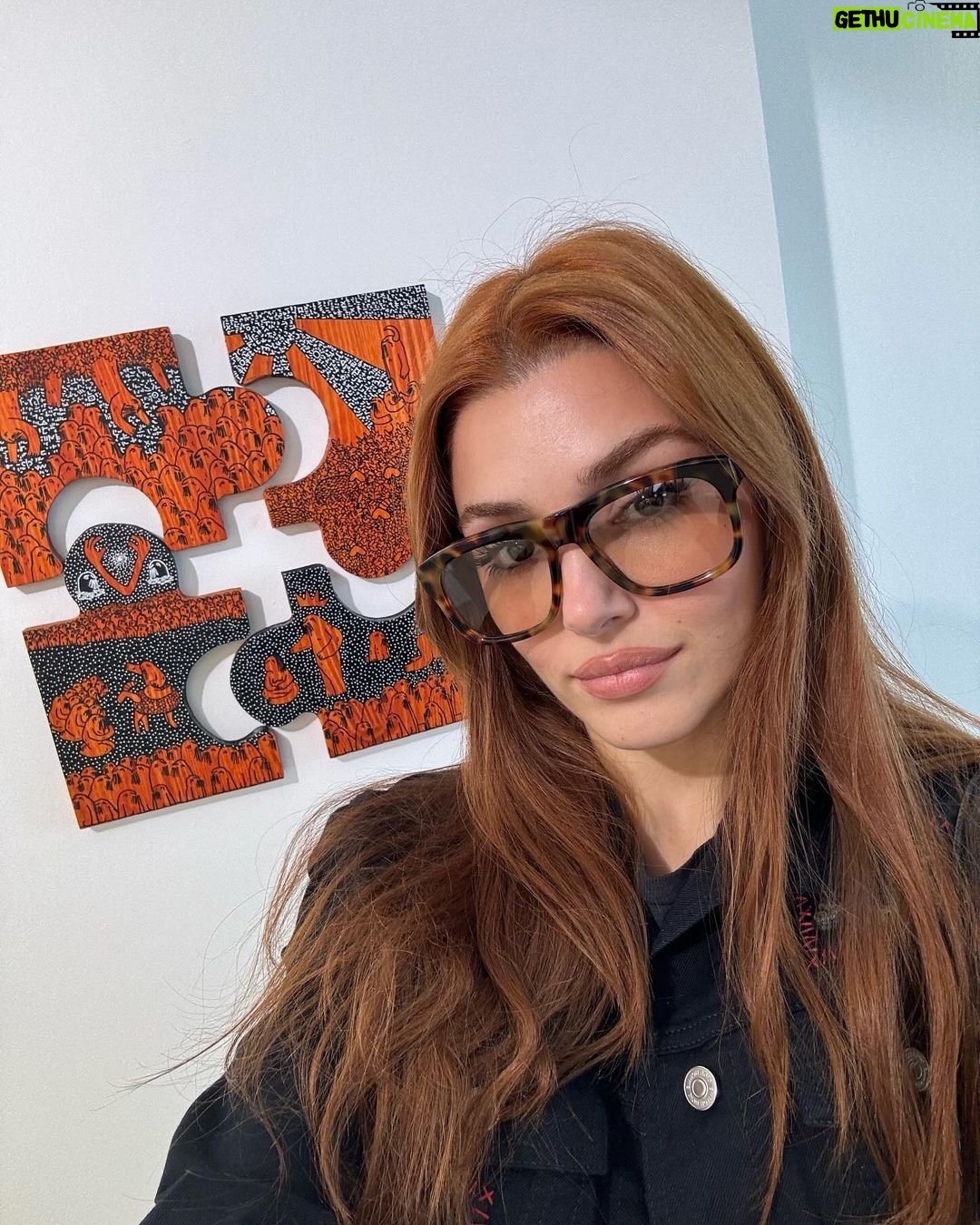 Hande Erçel Instagram - ‘Arada Yaşayanlar’ 🔆 @dogukancigdem_