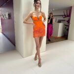 Hande Erçel Instagram - 🫠🧡 @hakaanyildirim 🤍 Hep mi çiçek 🌼:) @nilayko & @yasemineke