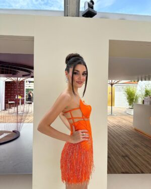 Hande Erçel Instagram - 🫠🧡 
@hakaanyildirim 🤍

Hep mi çiçek 🌼:) @nilayko & @yasemineke