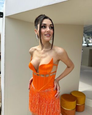 Hande Erçel Instagram - 🫠🧡 
@hakaanyildirim 🤍

Hep mi çiçek 🌼:) @nilayko & @yasemineke