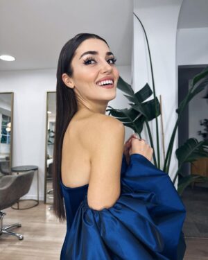 Hande Erçel Instagram - 💙 

@hakaanyildirim 

@nilayko 😏