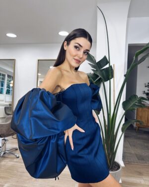 Hande Erçel Instagram - 💙 

@hakaanyildirim 

@nilayko 😏
