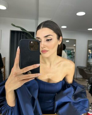 Hande Erçel Instagram - 💙 

@hakaanyildirim 

@nilayko 😏