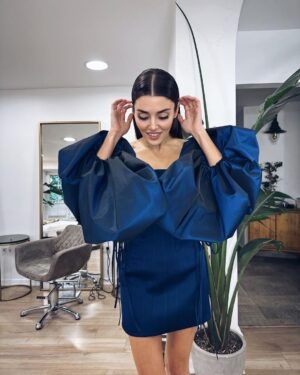 Hande Erçel Instagram - 💙 

@hakaanyildirim 

@nilayko 😏