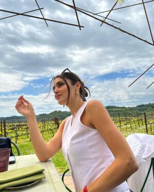 Hande Erçel Instagram - Tuscany 🤍🍷