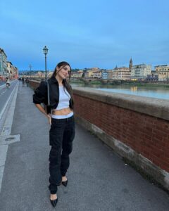 Hande Erçel Instagram - 🕶️