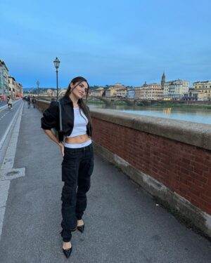 Hande Erçel Instagram - 🕶️
