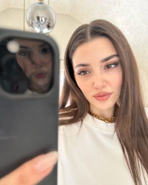 Hande Erçel Instagram - 💭