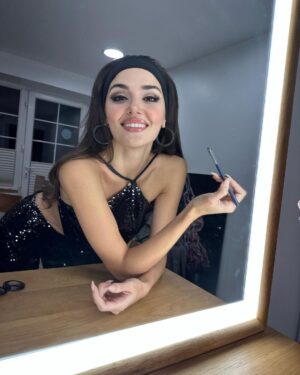 Hande Erçel Instagram - 🎬 

@nesriincann 🧡

@nilayko 🖤