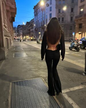 Hande Erçel Instagram - Grazie Milan & Nishane 🕯️

@nilayko as always 🖤