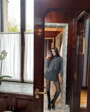 Hande Erçel Instagram - Grazie Milan & Nishane 🕯️

@nilayko as always 🖤