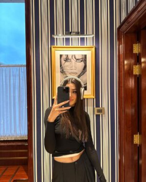 Hande Erçel Instagram - Grazie Milan & Nishane 🕯️

@nilayko as always 🖤