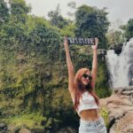 Hande Erçel Instagram - Annem, Her an aklımda,her an kalbimdesin, O güzel gözlerinin ışıltısına tutunup yaşıyorum bu hayatı. Bize öğrettiğin her şeyi,bize ve dünyaya verdiğin sevgiyi katlayıp büyütmeye çalışıyorum,gülüyorum senin gibi bol kahkahalar atıyorum. Senin kızın olmayı çok seviyorum,pudra kokulum. Yüzdüğün denizler sonsuz olsun.. 🌊🤍